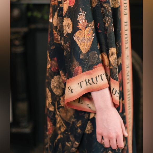 ⭐️NEW⭐️ Heart of Gold Vintage Victorian Art Full Length Duster Robe - Picture 13 of 15